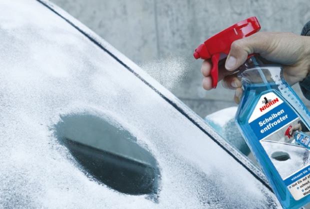 Autoscheibe putzen im Winter: Entfernen von Eis auf den Autoscheiben