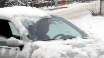 Autoscheibe putzen im Winter: Entfernen von Eis auf den